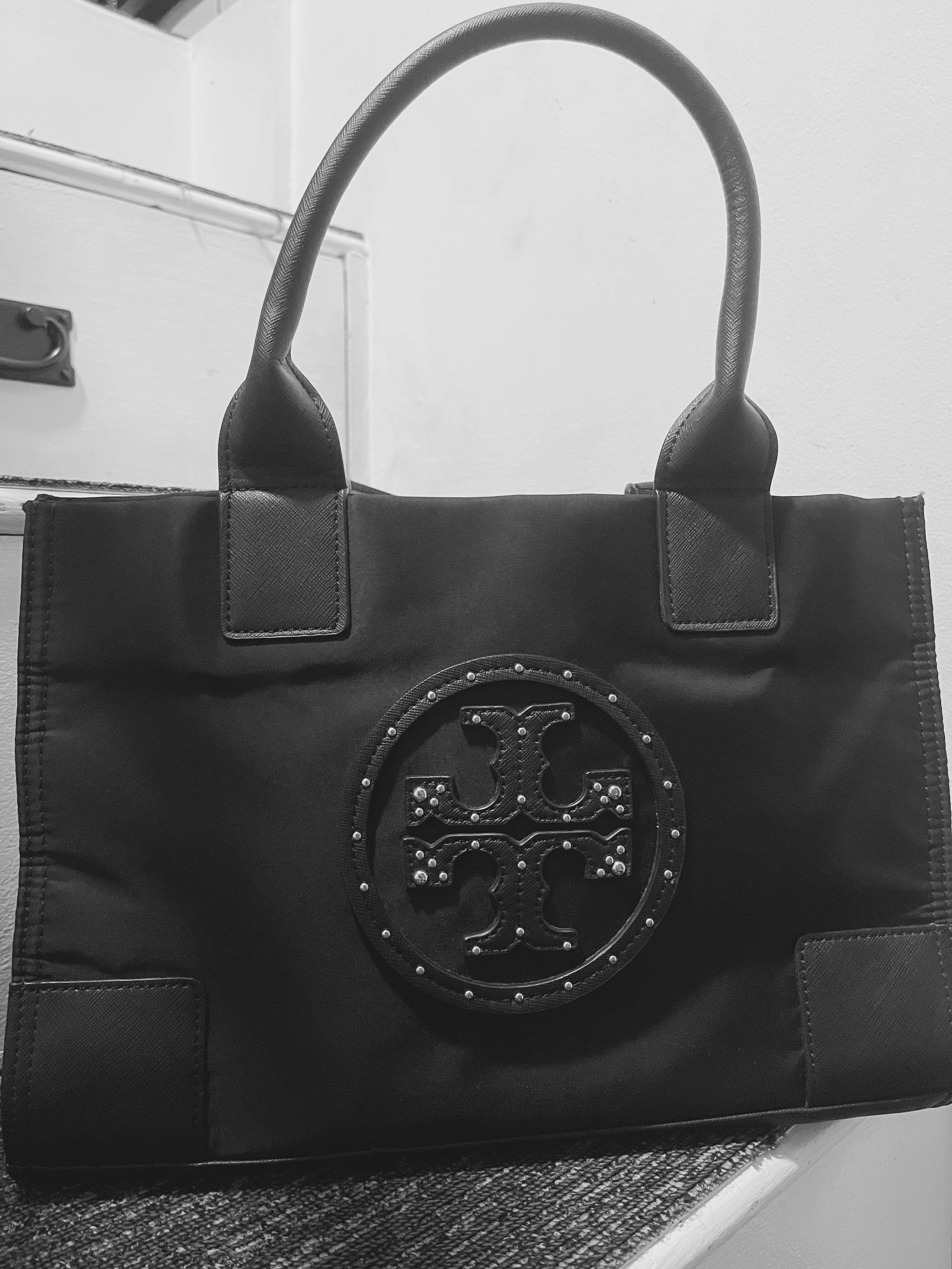 Tory Burch-Shoulder Bag (Category: Luxury Bags & Wallets) located in Quezon City. Submitted by kenzos_mom (Listing ID 1115014976, Image 1). Description: ⚡️ Almost New ⚡️ Never full Version ⚡️ Pwedeng Pwede sa maarte No Damage ⚡️ Rank AAA.