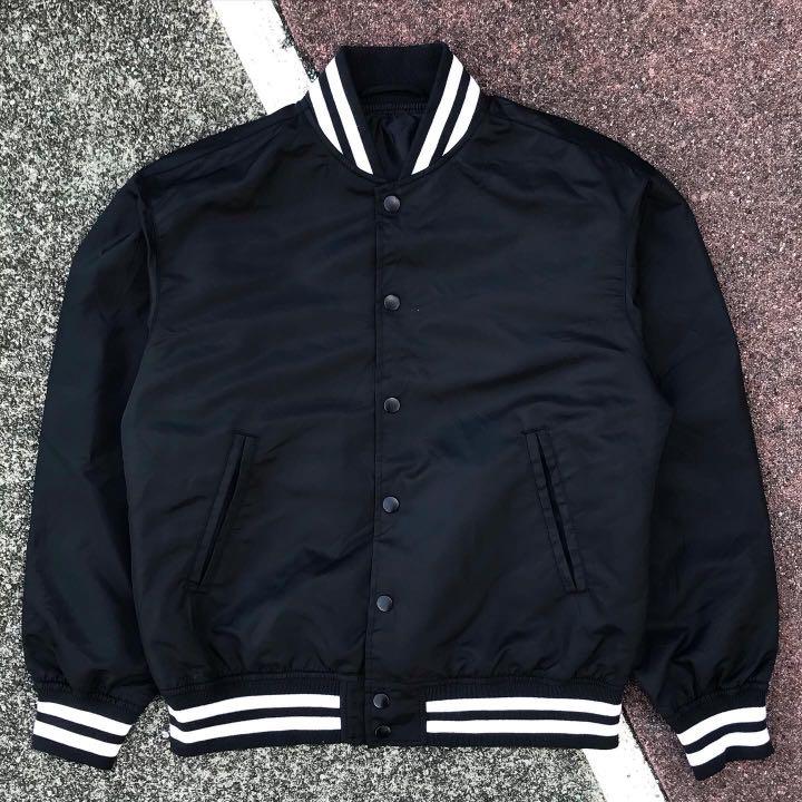 Uniqlo Varsity Jacket Fesyen Pria Pakaian Atasan di Carousell