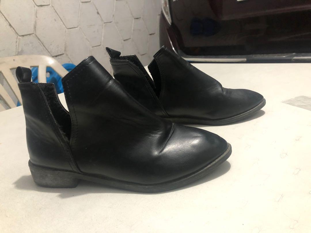 Women black boots (Category: Boots) located in Makati City. Submitted by msverify (Listing ID 1115086176, Image 2). Description: SIZE 37-38.