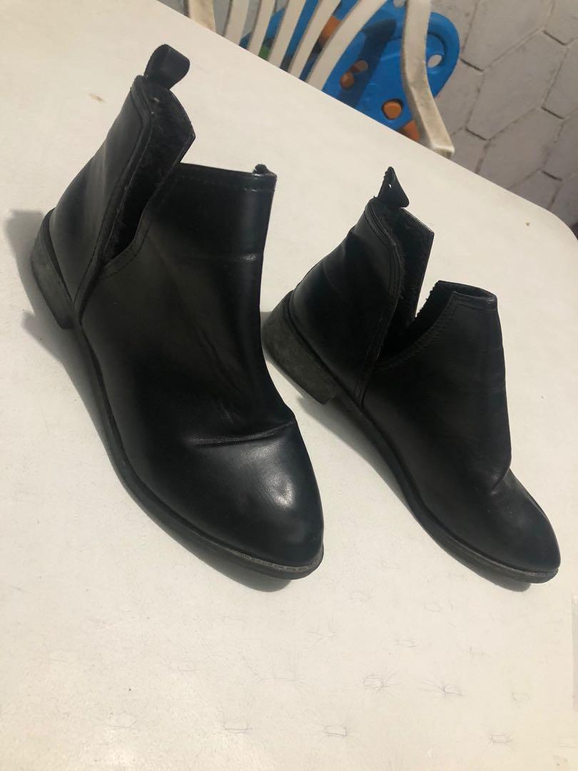Women black boots (Category: Boots) located in Makati City. Submitted by msverify (Listing ID 1115086176, Image 1). Description: SIZE 37-38.