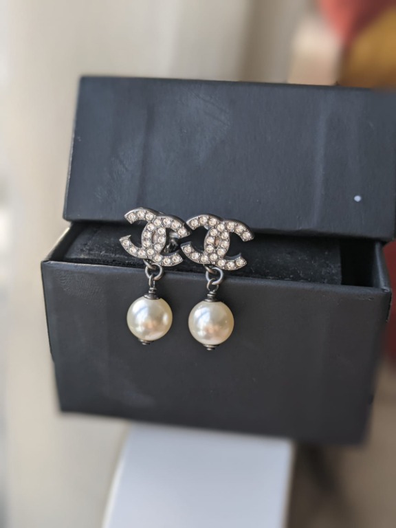 CHANEL CC logo Ruthenium metal Pearl Dangle Earrings 2015 Made in France