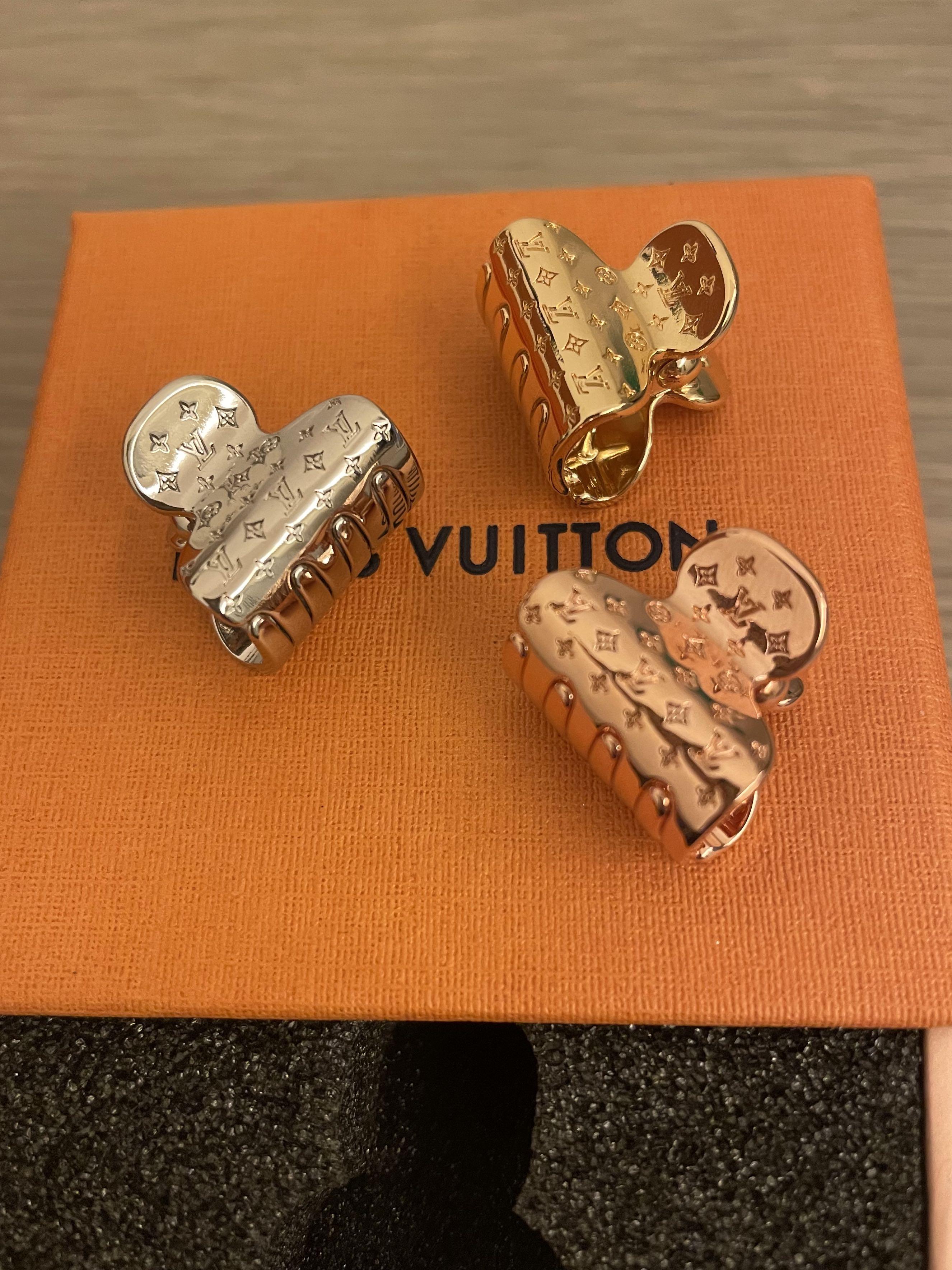 Louis Vuitton Nanogram hair set clips, 名牌, 飾物及配件- Carousell