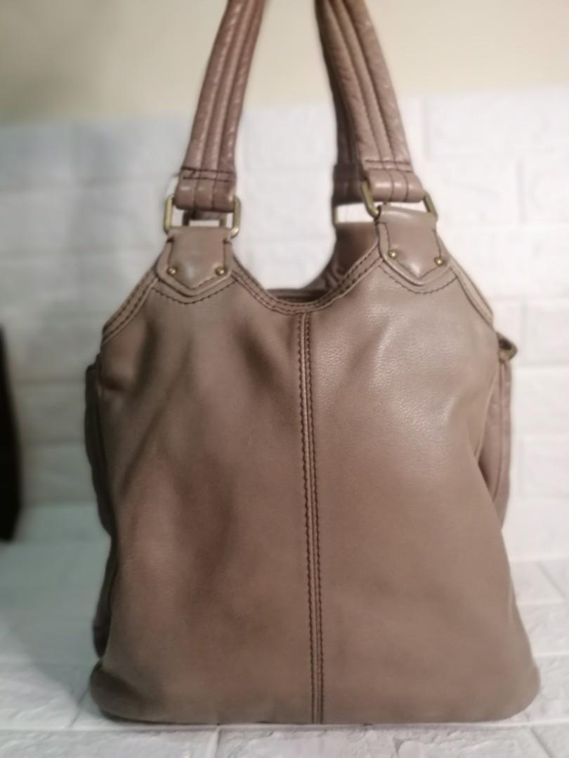 Marc Jacobs Totally Turnlock Teri Tote Bag (Category: Luxury Bags & Wallets) located in Las Pinas. Submitted by etoksi1234 (Listing ID 1115318811, Image 2). Description: Pre-loved Marc Jacobs Totally Turnlock Teri Tote bag... Medium to Semi Large size bag... Brass hardware... Minimal signs of usage... Last pic for reference only... Please manage your expectations. All sales are final. Kindly examine pictures carefully when buying online. No retur