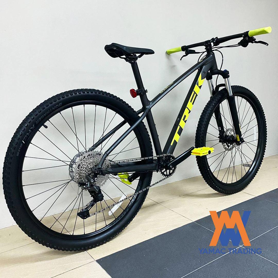 Trek marlin 6 online black and yellow