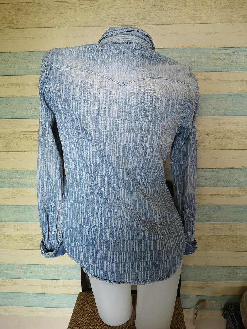Levis Soft Denim Ombre Polo (Category: Longsleeves) located in Legazpi City. Submitted by rizaraketera (Listing ID 1115501406, Image 3). Description: LEVIS Soft Denim Longsleeves Polo😍 🔖 Size: S-M 🔖 Condition: Excellent 🔖 Ombre Style 🔖 Not Faded 🔖 Price: 350.