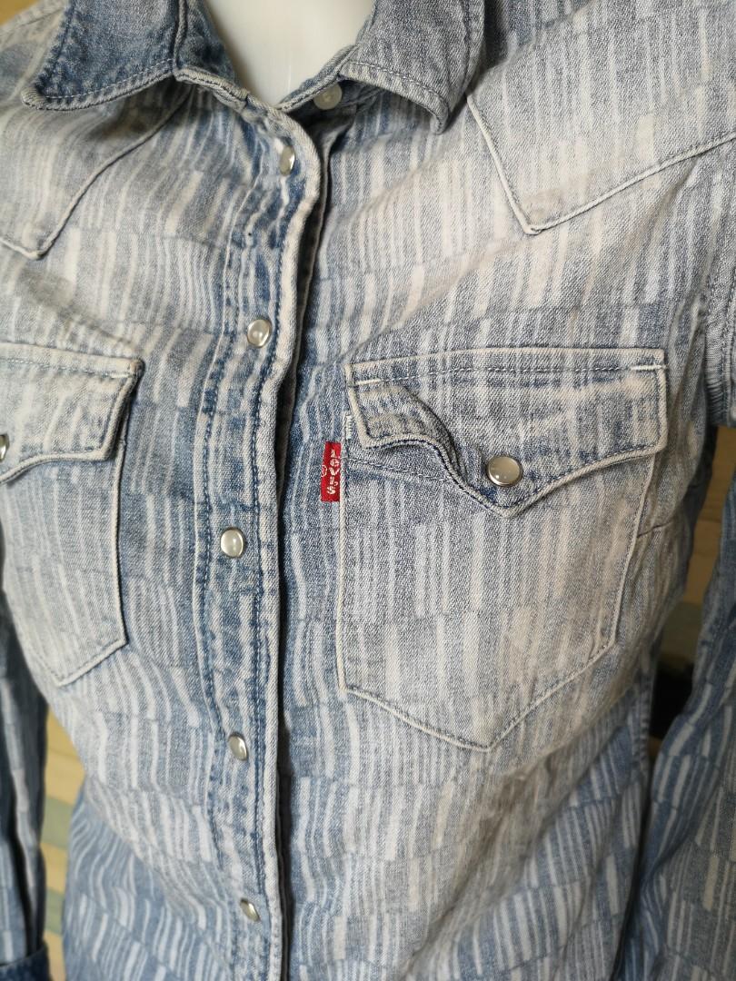 Levis Soft Denim Ombre Polo (Category: Longsleeves) located in Legazpi City. Submitted by rizaraketera (Listing ID 1115501406, Image 2). Description: LEVIS Soft Denim Longsleeves Polo😍 🔖 Size: S-M 🔖 Condition: Excellent 🔖 Ombre Style 🔖 Not Faded 🔖 Price: 350.