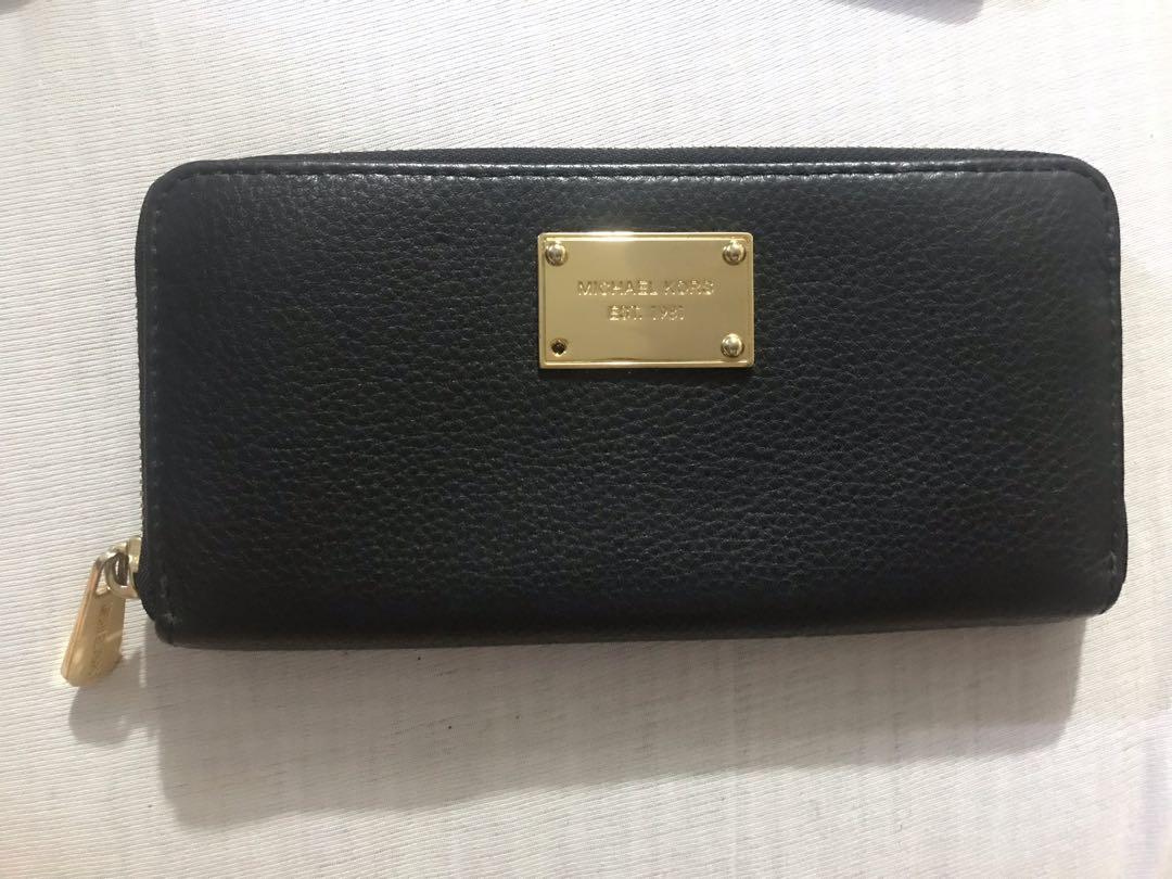 Michael Kors Black long wallet (Category: Luxury Bags & Wallets) located in Quezon City. Submitted by raphavilla (Listing ID 1115635211, Image 1). Description: Black long wallet Almost new Flaw: missing screw/bolt.