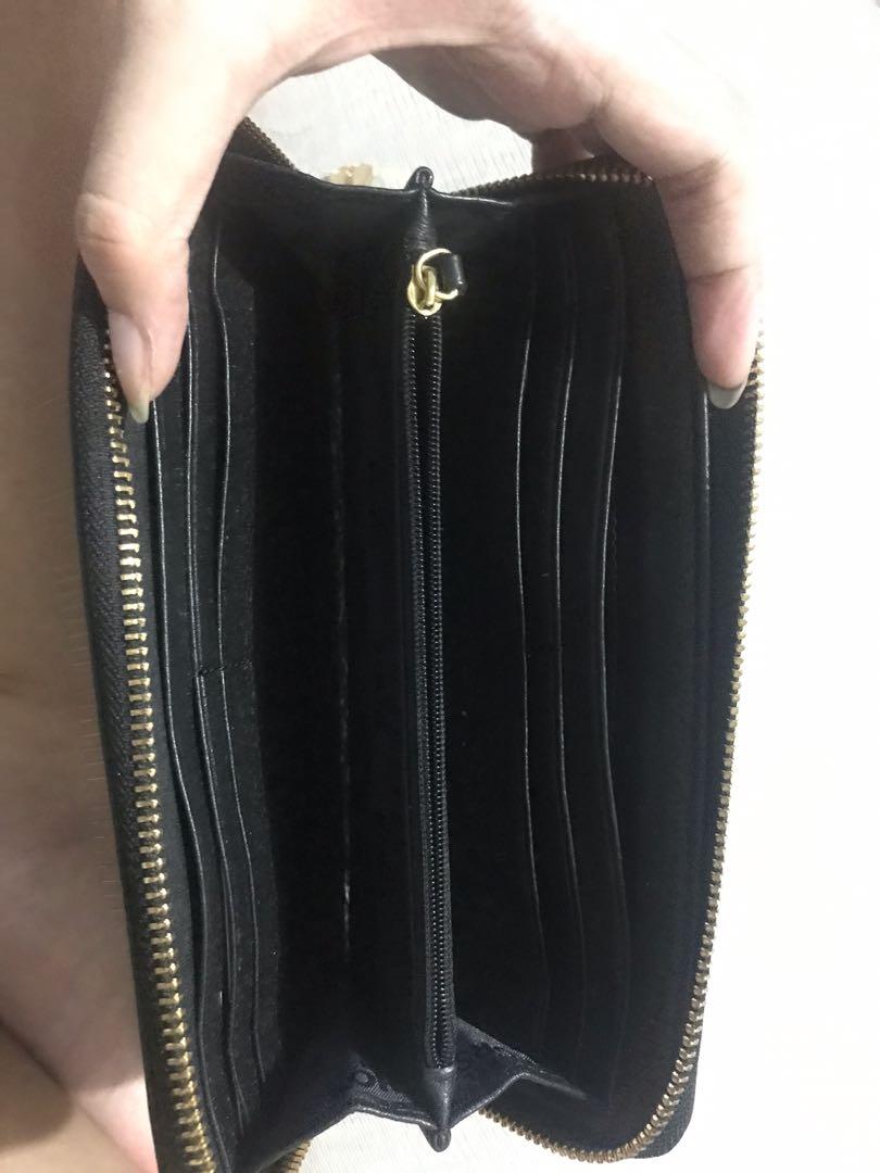 Michael Kors Black long wallet (Category: Luxury Bags & Wallets) located in Quezon City. Submitted by raphavilla (Listing ID 1115635211, Image 3). Description: Black long wallet Almost new Flaw: missing screw/bolt.