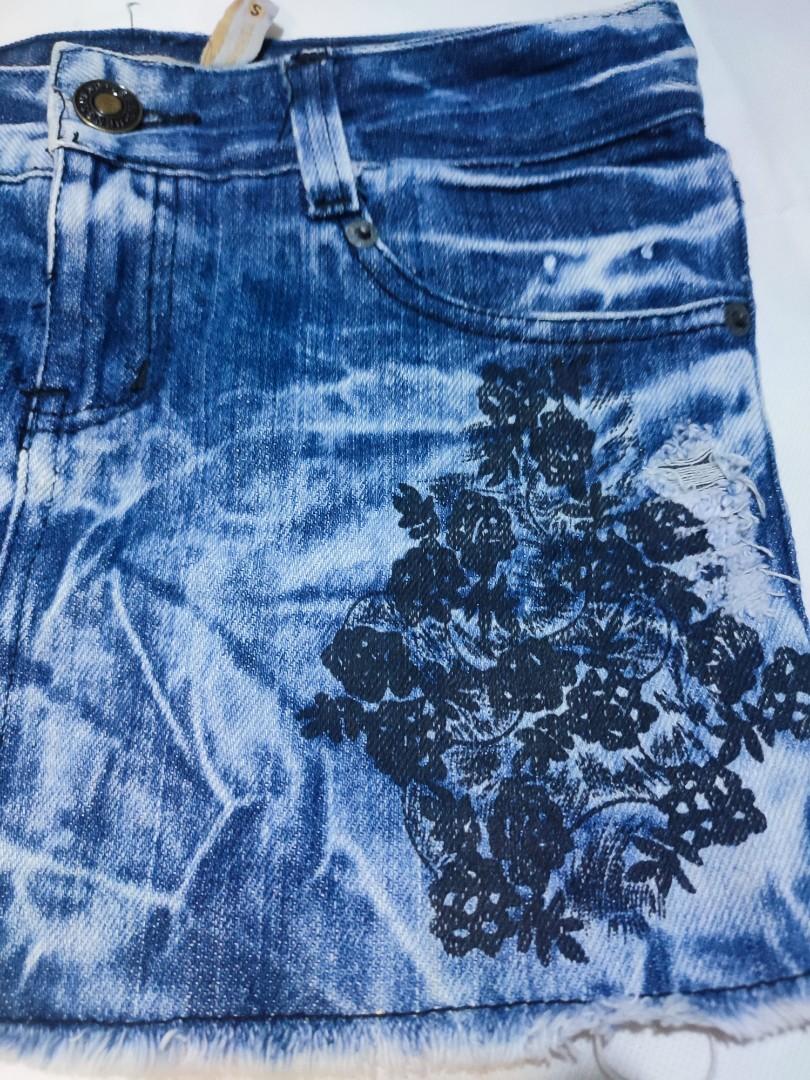 Tattered Denim skirt (Category: Other Bottoms) located in Caloocan City. Submitted by trebdy01 (Listing ID 1115607532, Image 2). Description: small size on tag small to medium size 27.