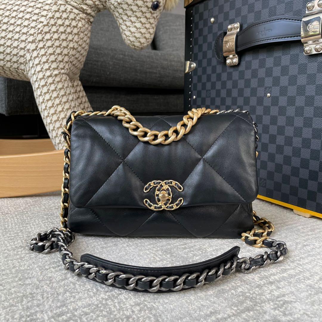Chanel 19 leather handbag Chanel Black in Leather - 26889560