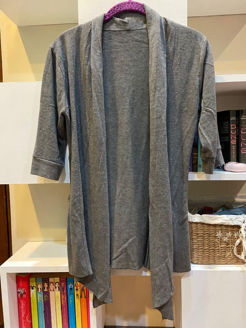 gray knit cardigan from korea (Category: Coats, Jackets and Outerwear) located in Muntinlupa City. Submitted by ysadelc (Listing ID 1115825884, Image 1). Description: - fits S to L (free size) - bundled discount if buyer gets 5 items or more - shipping c/o buyer via Gogo express or Grab/Lalamove only - i don’t really have time to take “when worn” pictures or measure the clothes which is why I’m selling clothes at a low price. Hope you understand!