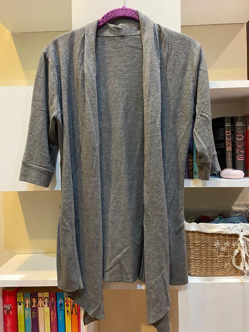 gray knit cardigan from korea (Category: Coats, Jackets and Outerwear) located in Muntinlupa City. Submitted by ysadelc (Listing ID 1115825884, Image 2). Description: - fits S to L (free size) - bundled discount if buyer gets 5 items or more - shipping c/o buyer via Gogo express or Grab/Lalamove only - i don’t really have time to take “when worn” pictures or measure the clothes which is why I’m selling clothes at a low price. Hope you understand!