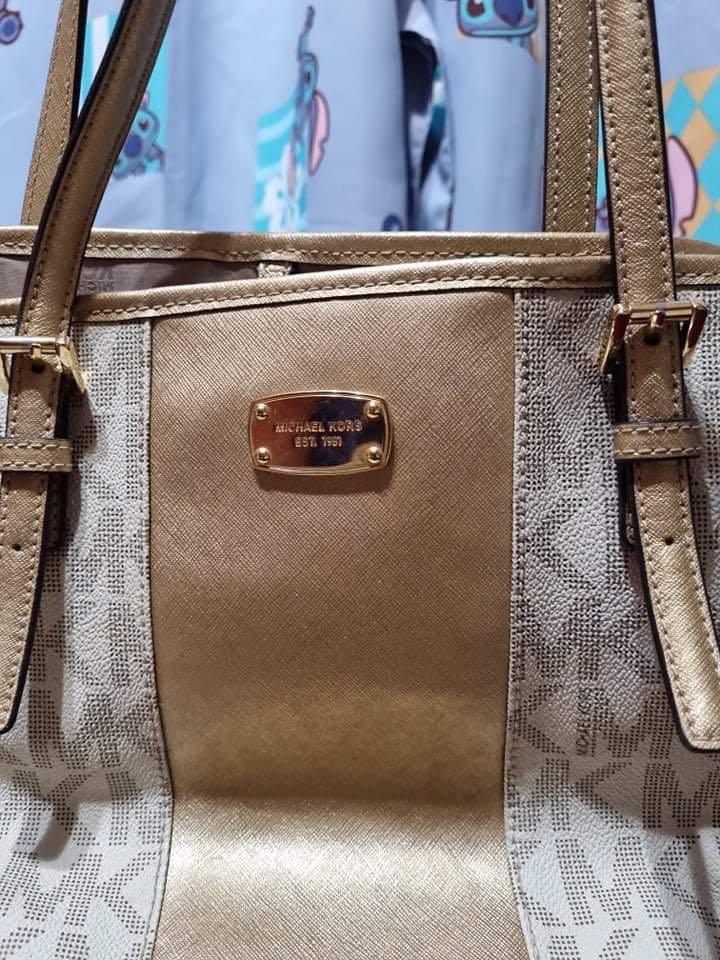 Michael Kors (Category: Luxury Bags & Wallets) located in Quezon City. Submitted by kenzos_mom (Listing ID 1115693583, Image 2). Description: 💯% Authentic Michael Kors (bought 16k) Never-full Version Rank A.