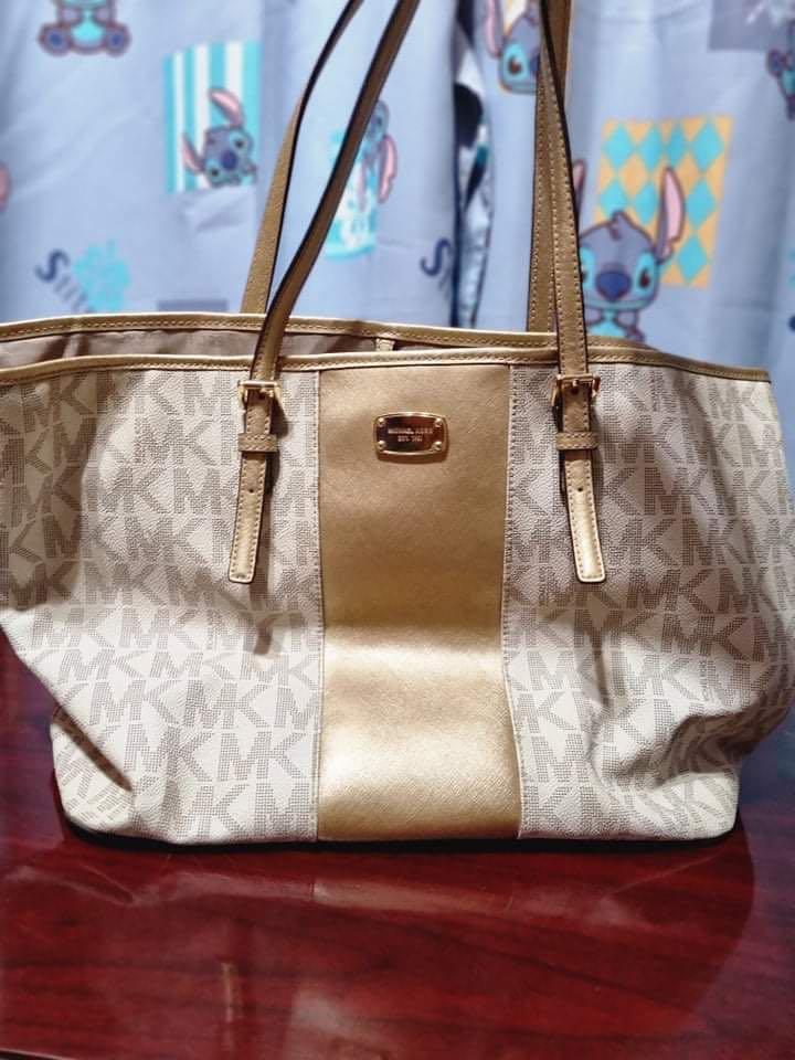 Michael Kors (Category: Luxury Bags & Wallets) located in Quezon City. Submitted by kenzos_mom (Listing ID 1115693583, Image 1). Description: 💯% Authentic Michael Kors (bought 16k) Never-full Version Rank A.