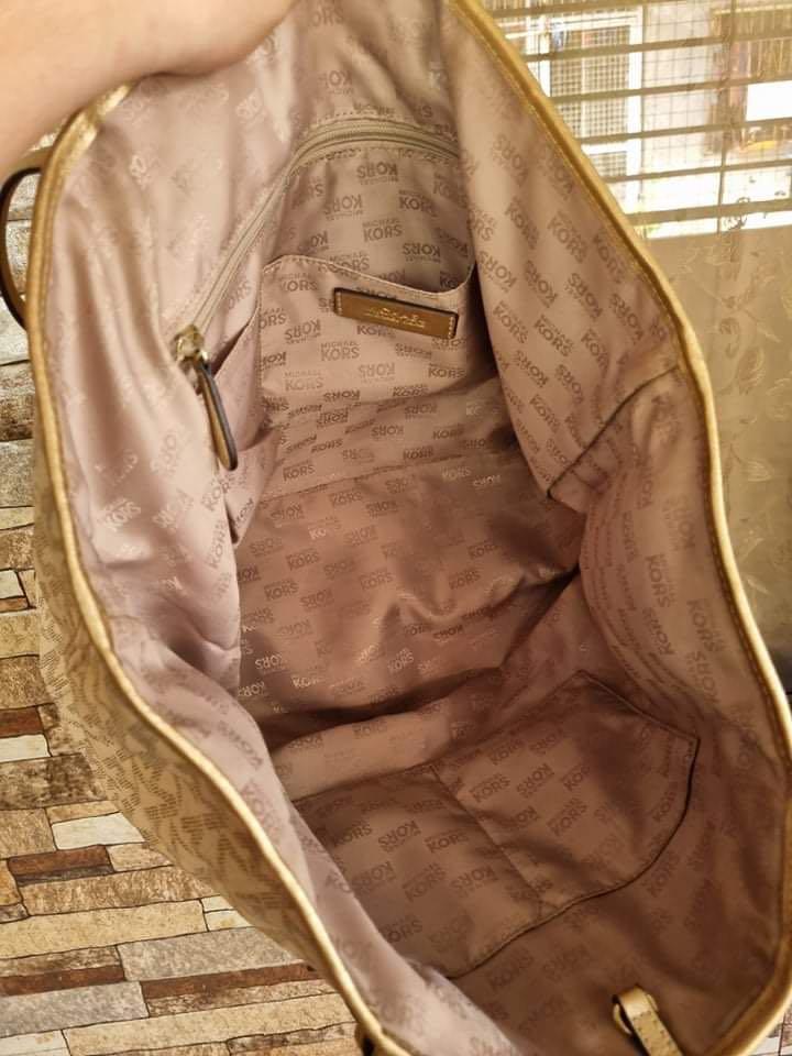Michael Kors (Category: Luxury Bags & Wallets) located in Quezon City. Submitted by kenzos_mom (Listing ID 1115693583, Image 3). Description: 💯% Authentic Michael Kors (bought 16k) Never-full Version Rank A.
