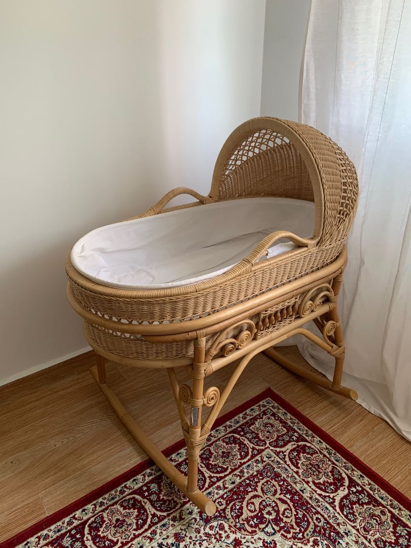Rocking top wicker bassinet
