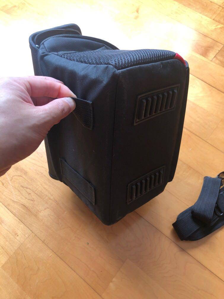 Camera Bag （分類：相機袋）位於 Hong Kong。 由 lamfactor 提交（商品編號 1115898321，圖片 3）。簡介： NEW Camera / Drone Carrier Bag Brand New - Never Used Removable Velcro Dividers Shoulder Strap / belt loops Corporate gift from NISSAN #pentax / baush/ zeiss/ amazon / lowerpro 。
