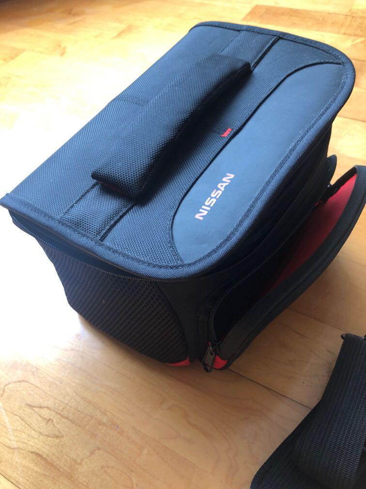 Camera Bag （分類：相機袋）位於 Hong Kong。 由 lamfactor 提交（商品編號 1115898321，圖片 2）。簡介： NEW Camera / Drone Carrier Bag Brand New - Never Used Removable Velcro Dividers Shoulder Strap / belt loops Corporate gift from NISSAN #pentax / baush/ zeiss/ amazon / lowerpro 。
