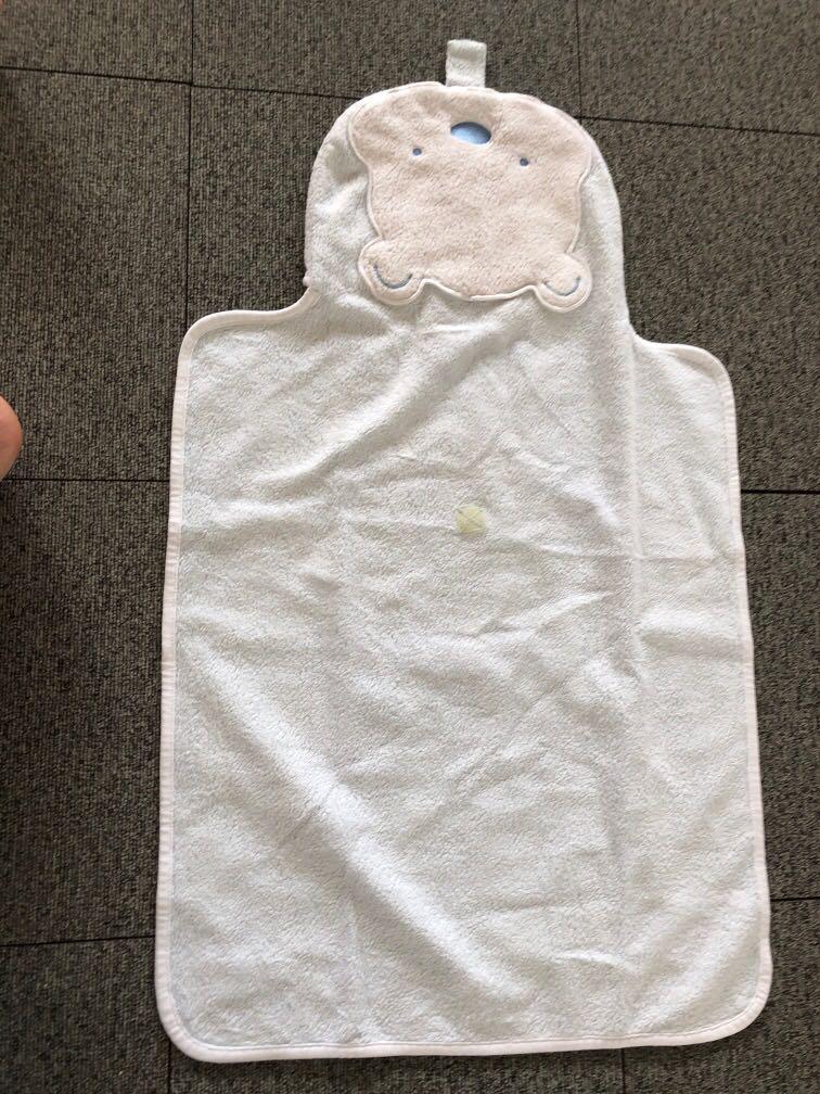 changing diaper (Category: Changing Tables & Stations) located in Manila. Submitted by earlybrd (Listing ID 1115929304, Image 1). Description: .