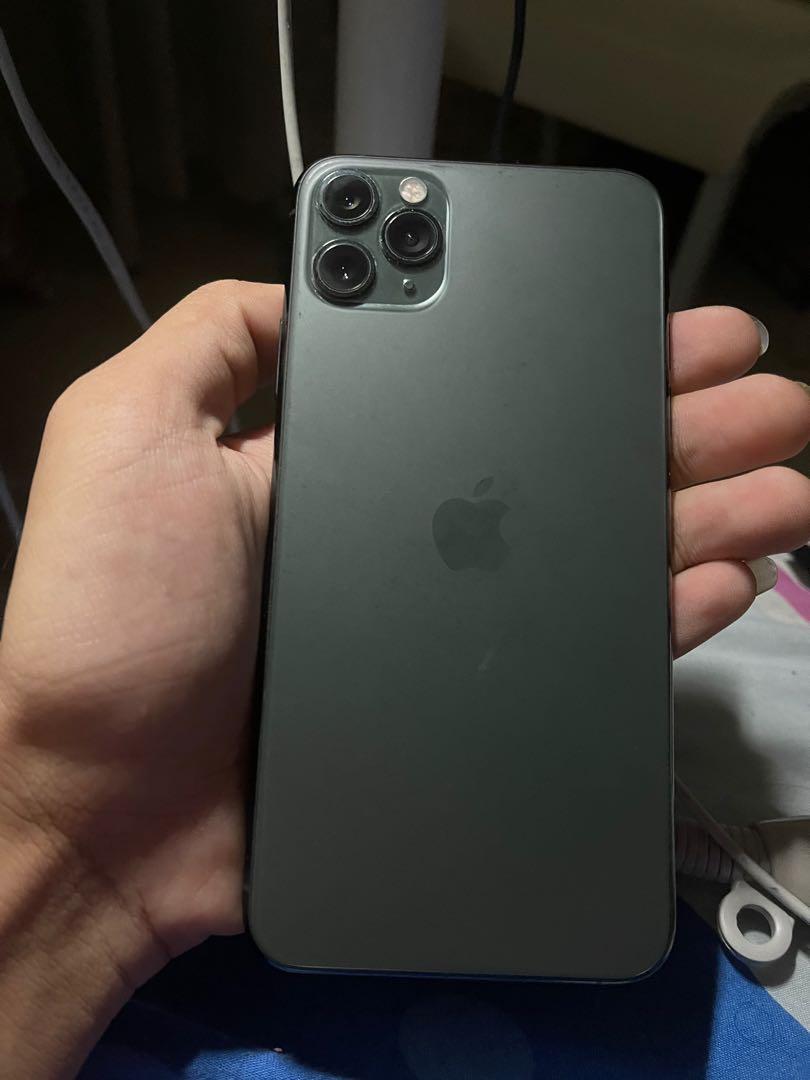 iphone 11 pro max (Category: iPhone 11 Series) located in Singapore. Submitted by davidyouk (Listing ID 1116027770, Image 2). Description: screen crack and face id not working other than that all in fine condition no scratches on the side. battery :85%.