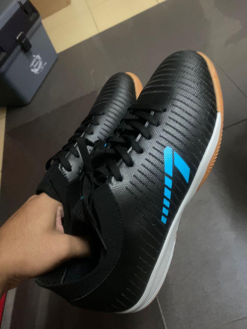 Kasut futsal line 7 new arrivals