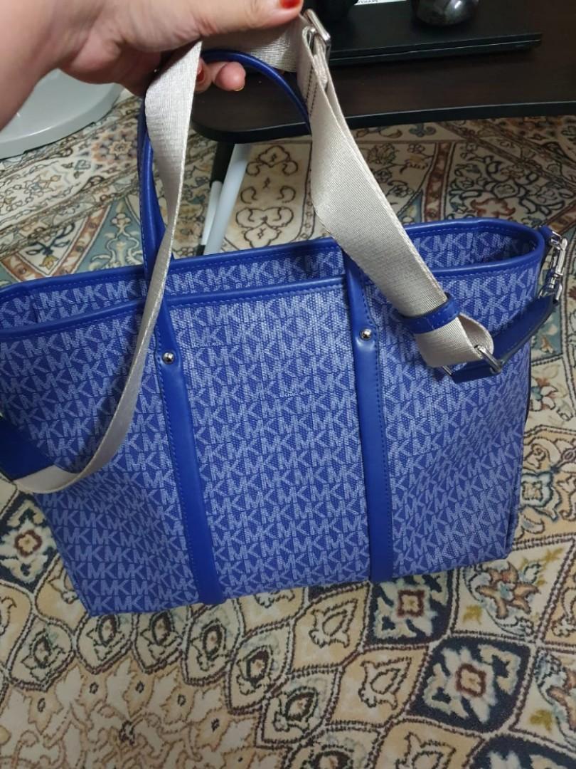 Michael Kors Beck MD Conv Tote, Women's Fashion, Bags & Wallets, Purses &  Pouches on Carousell