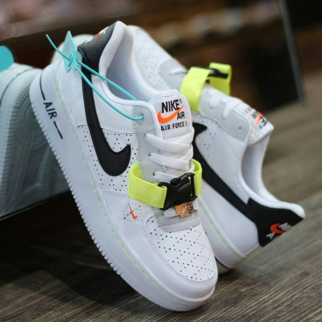 SEPATU NIKE AIR FORCE 1 LV8 GS SWOOSH, Fesyen Pria, Sepatu , Sneakers di  Carousell