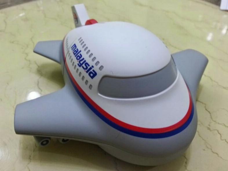 Wireless Mouse (Category: Mouse & Mousepads) located in Kuala Lumpur. Submitted by stonkol (Listing ID 1094895721, Image 1). Description: Brand: nübyplane edisi Malaysia Airlines Barang RARE Tak tahu compatible dengan current laptop/desktop Window/ sebab masih "Sealed". Kalau nak buat collectable item memang elok sangat.. Comel kan?.
