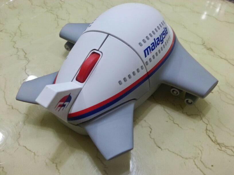 Wireless Mouse (Category: Mouse & Mousepads) located in Kuala Lumpur. Submitted by stonkol (Listing ID 1094895721, Image 2). Description: Brand: nübyplane edisi Malaysia Airlines Barang RARE Tak tahu compatible dengan current laptop/desktop Window/ sebab masih "Sealed". Kalau nak buat collectable item memang elok sangat.. Comel kan?.