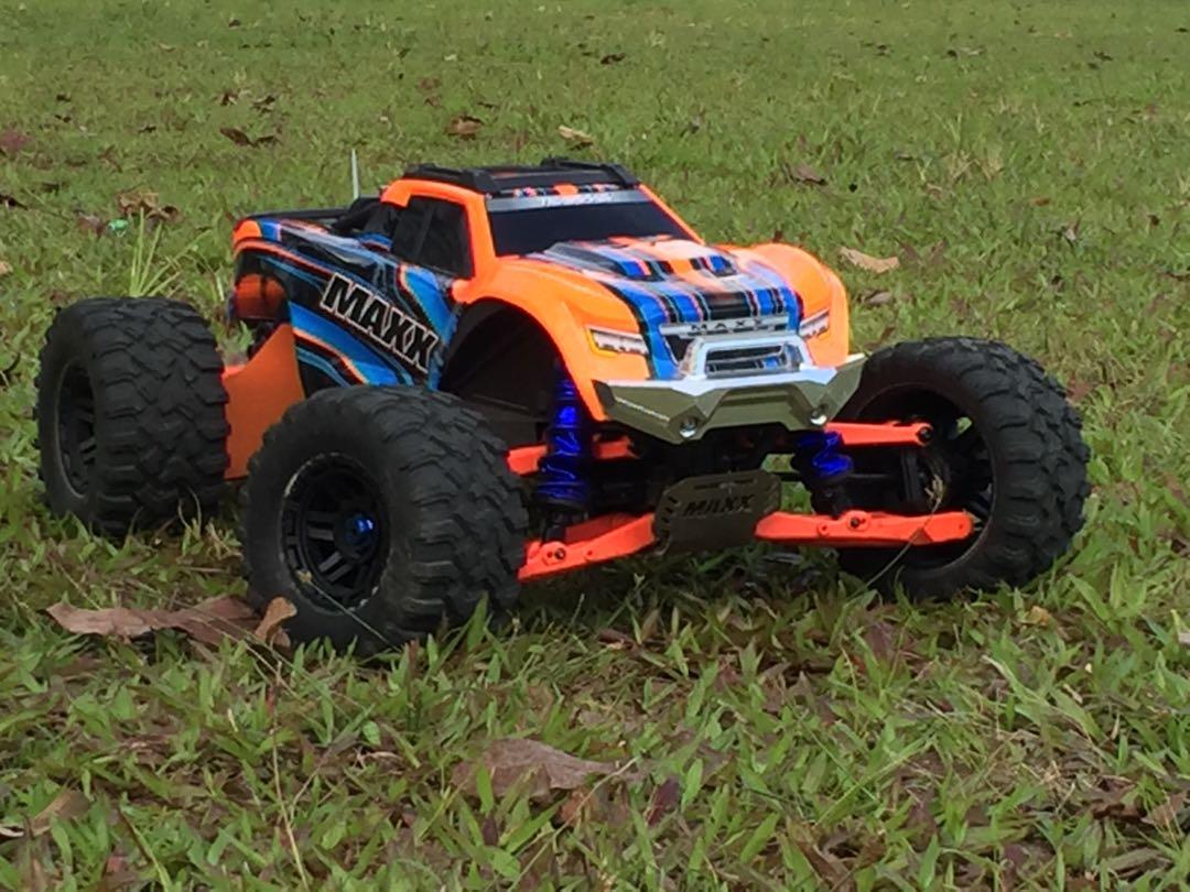 traxxas maxx w/ wide kit, Hobbies 