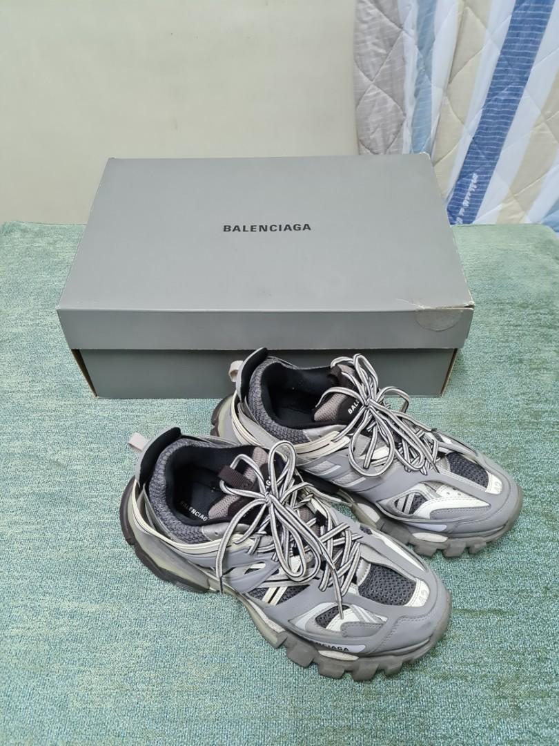 Dad shoes balenciaga triple s best sale