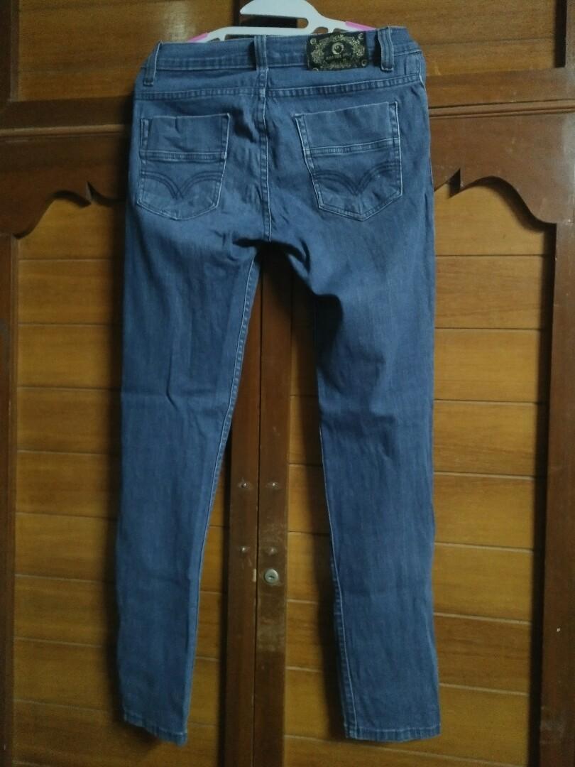 Red Hot Chili jeans (Category: Jeans) located in Manila. Submitted by blessingsandgrace (Listing ID 1116121594, Image 3). Description: stretchable ganda ng fitting lightweight jeans excellent condition can fit to sizes 27-29-30.