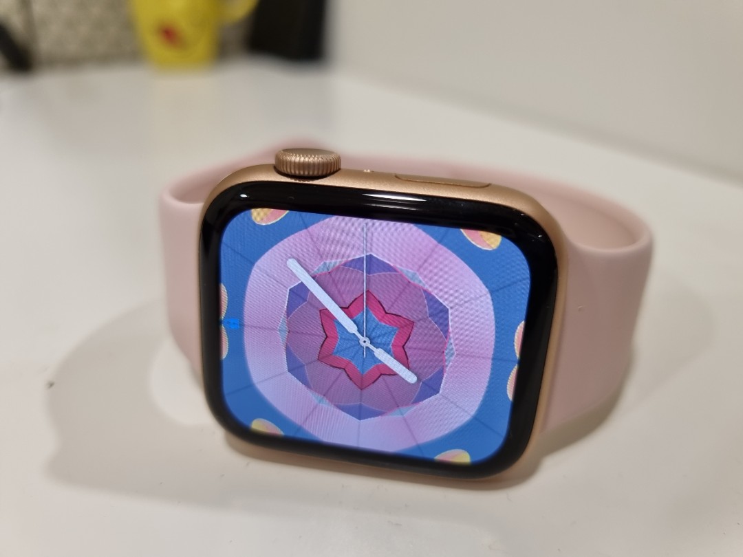 Apple Watch SE 44 Gold Aluminum Pink Sand Sport, Women's Fashion, Watches \u0026  Accessories, Watches on Carousell