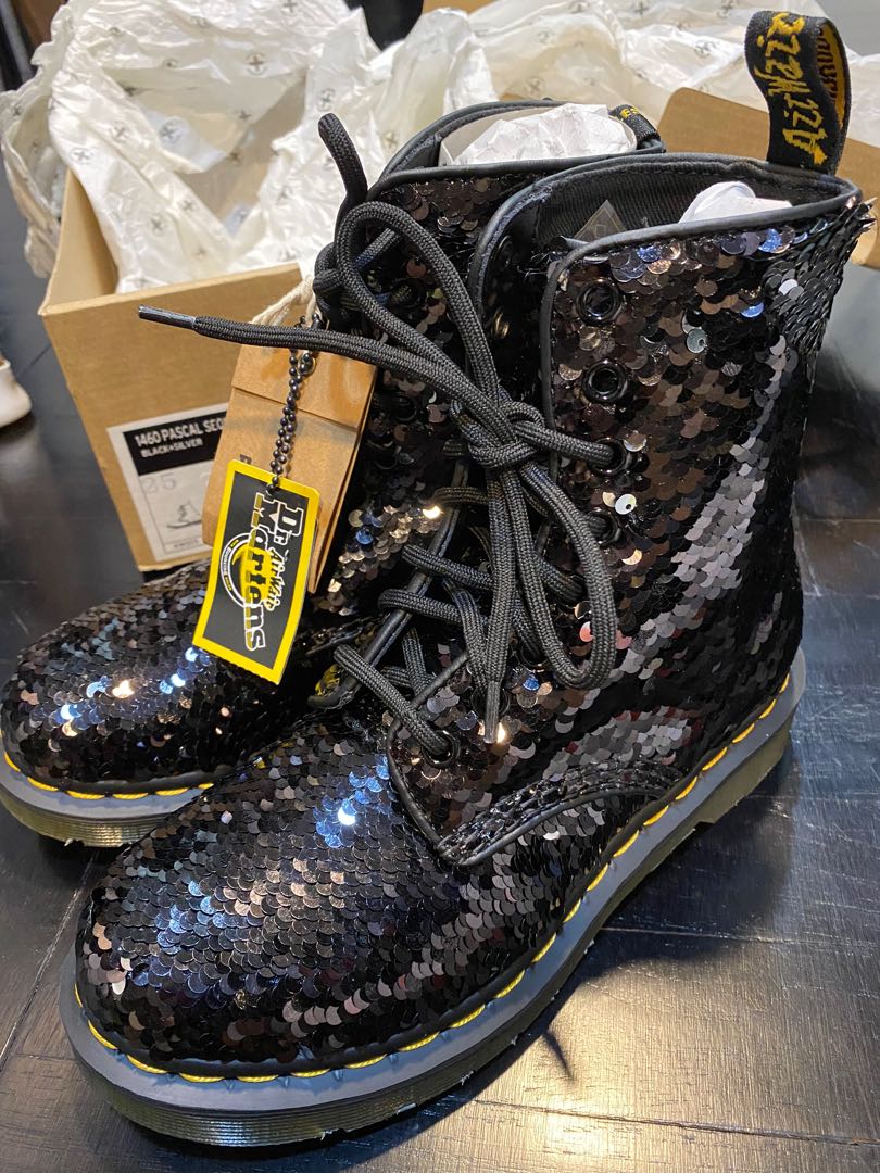 Dr Martens air wave Women s Fashion Footwear Boots on Carousell