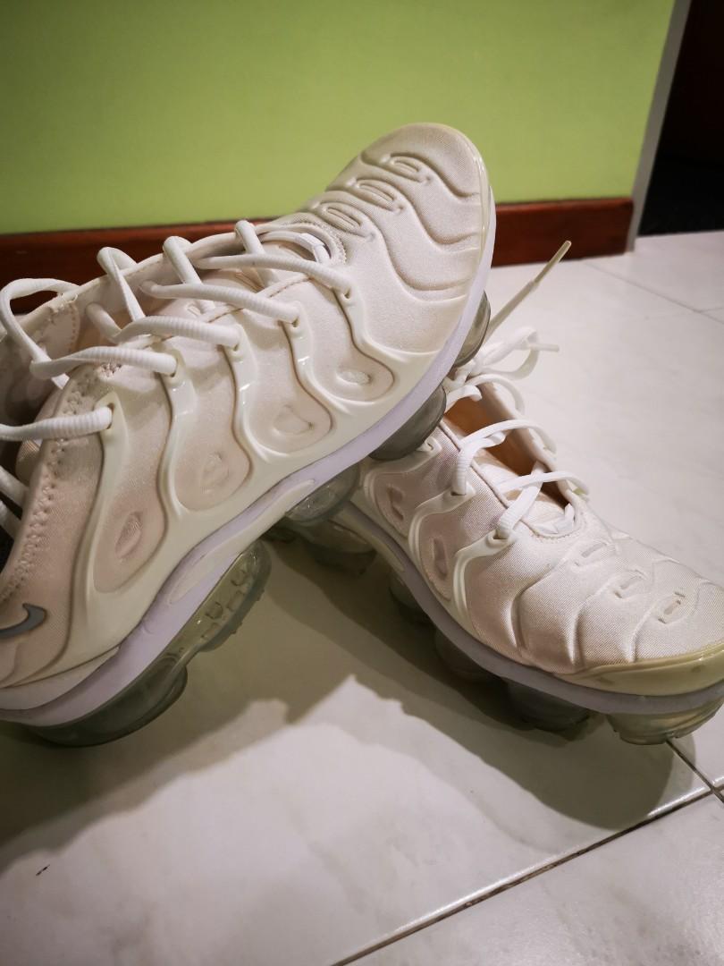White nikes sale hot sale