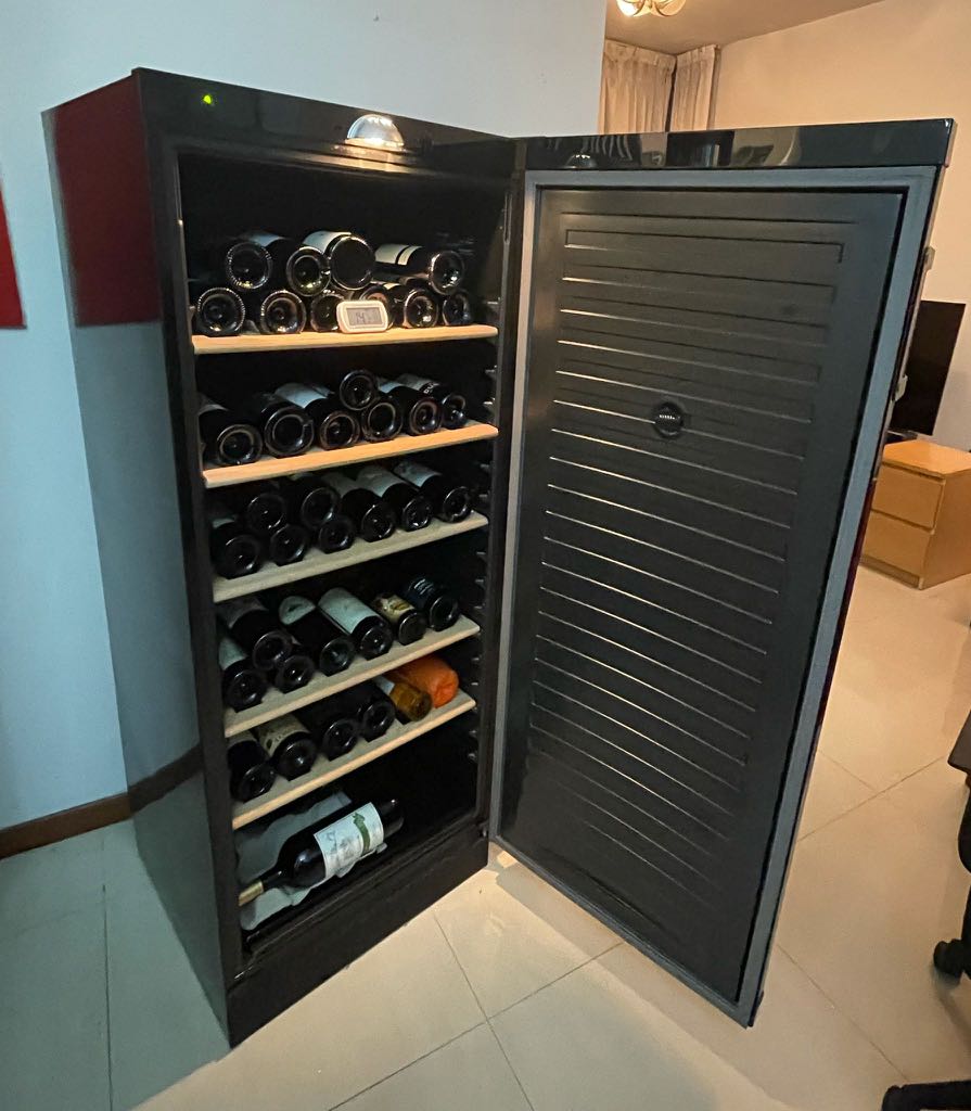 Vintec wine fridge 90 bottles, TV & Home Appliances, Kitchen