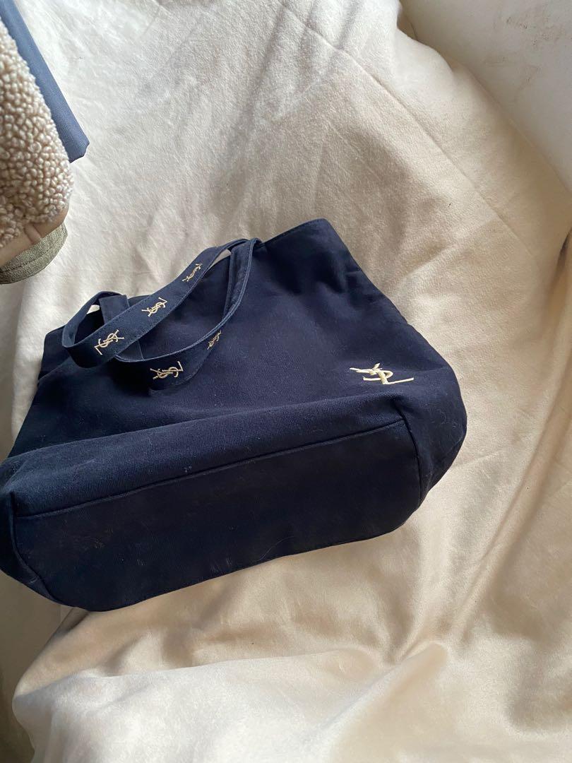 YSL Tote Bag parfum (Category: Luxury Bags & Wallets) located in Santo Domingo. Submitted by honeydeclutters (Listing ID 1116443349, Image 2). Description: Tote Bag (This is a special tote given as a gift to ysl vip customers in Japan) Selling it in a high price because I kinda wanna keep it so if anyone really wants and wants to get it go ahead lang hehe wala na kasi ganito baka tumaas value :(((( rfs: i have a new tote bag i just need one in my
