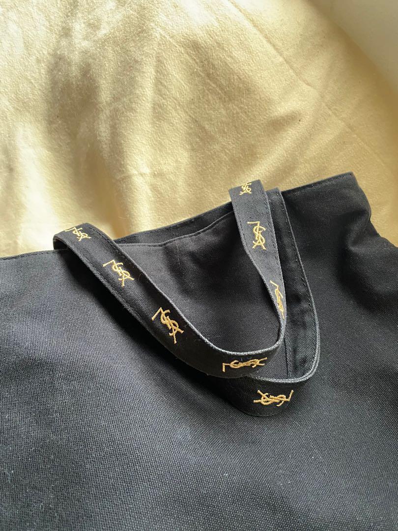 YSL Tote Bag parfum (Category: Luxury Bags & Wallets) located in Santo Domingo. Submitted by honeydeclutters (Listing ID 1116443349, Image 3). Description: Tote Bag (This is a special tote given as a gift to ysl vip customers in Japan) Selling it in a high price because I kinda wanna keep it so if anyone really wants and wants to get it go ahead lang hehe wala na kasi ganito baka tumaas value :(((( rfs: i have a new tote bag i just need one in my