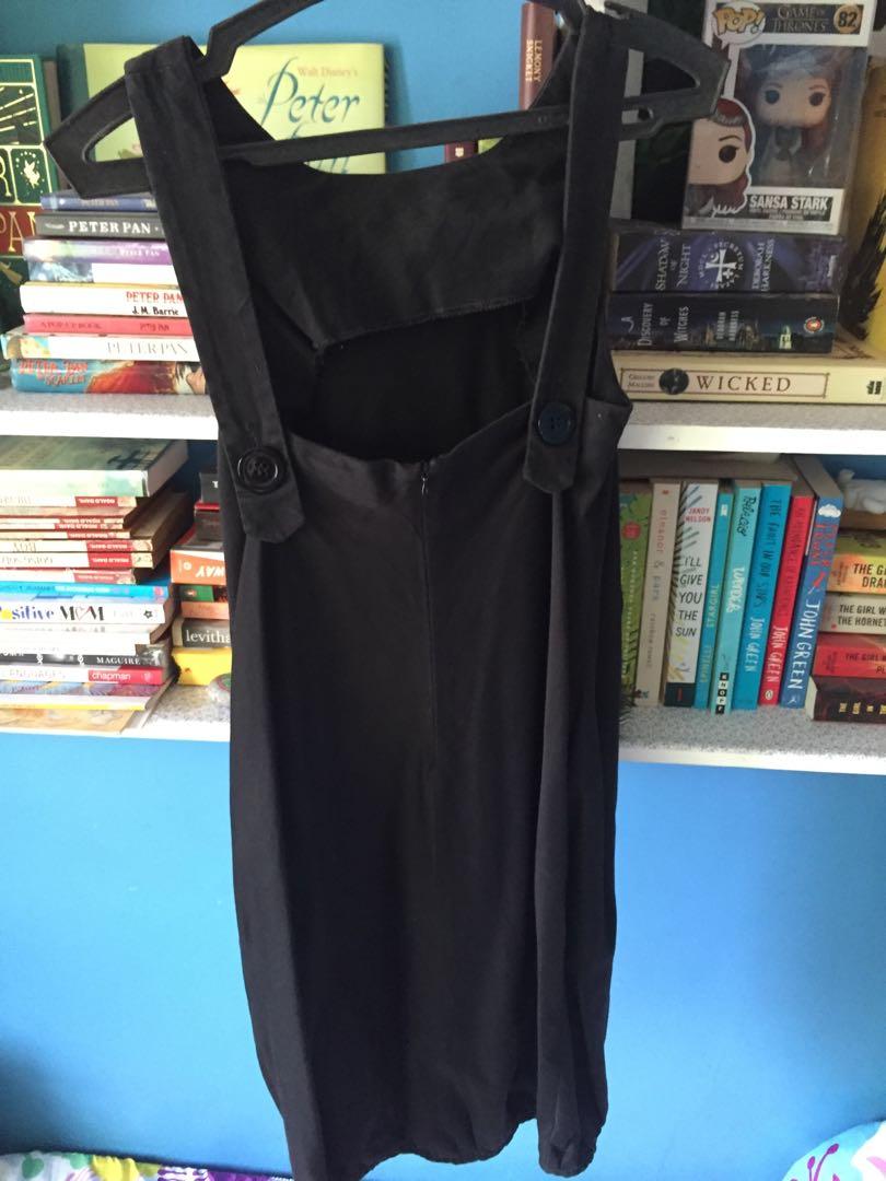 ZARA Black Dress (Category: Dresses) located in Antipolo. Submitted by kokos_corner (Listing ID 1116298184, Image 2). Description: Zara black structured dress Can be worn with an inner top or without! With 2 pockets on each side Super fave but sadly doesnt fit anymore :(.