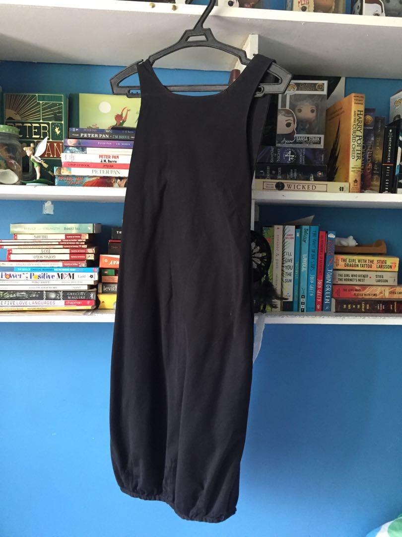 ZARA Black Dress (Category: Dresses) located in Antipolo. Submitted by kokos_corner (Listing ID 1116298184, Image 1). Description: Zara black structured dress Can be worn with an inner top or without! With 2 pockets on each side Super fave but sadly doesnt fit anymore :(.