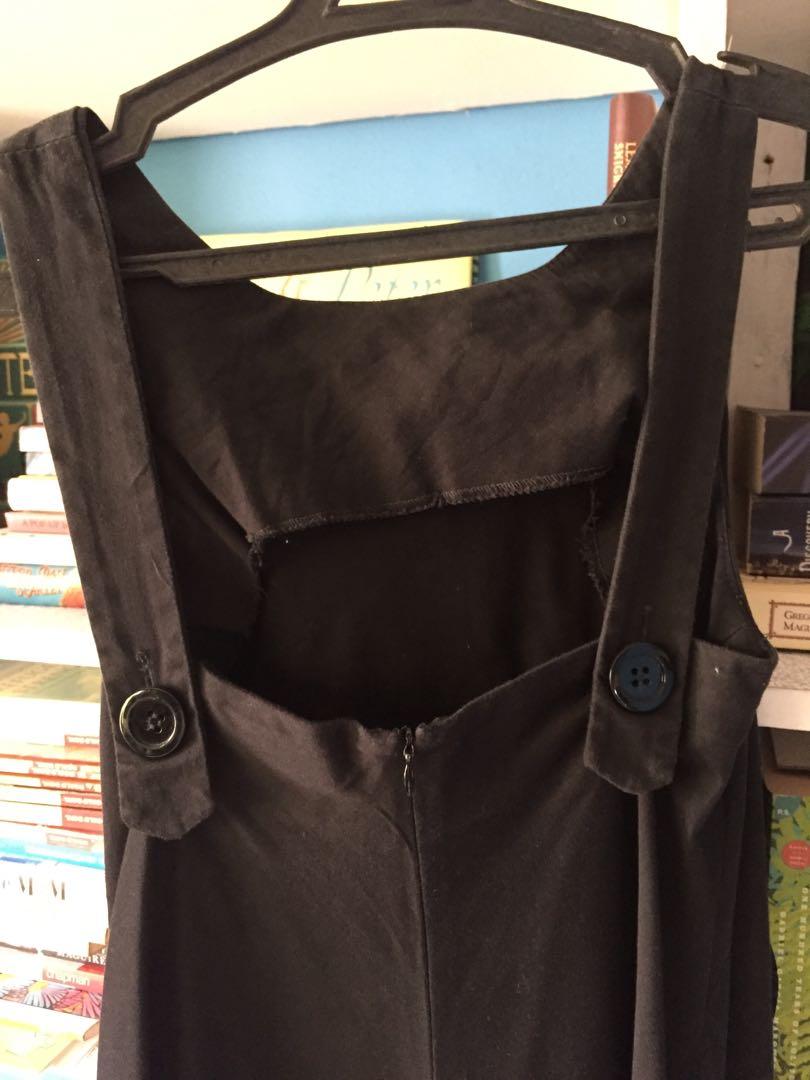ZARA Black Dress (Category: Dresses) located in Antipolo. Submitted by kokos_corner (Listing ID 1116298184, Image 3). Description: Zara black structured dress Can be worn with an inner top or without! With 2 pockets on each side Super fave but sadly doesnt fit anymore :(.