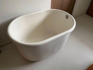 Bath tub