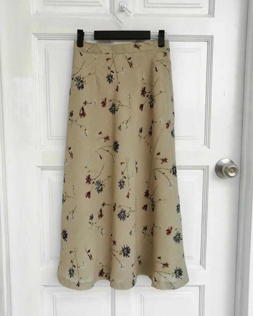 Beige outlet floral skirt
