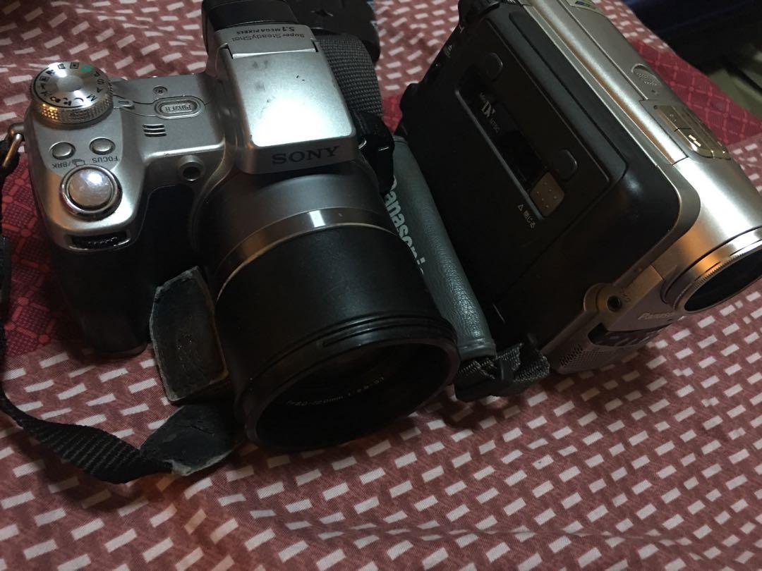 Bundle as is Rush sale!!! (Category: Cameras) located in Naga. Submitted by luckyjewels (Listing ID 1116646411, Image 2). Description: Ung video cam on right side may issue sa screen. Change lng screen. Doon nmn sa left side kayo na bahala dyan wala syang charge and battery binili ko sa japan surplus. Hindinko pa yan napapatingin or nacheck. Nabusy sa work kyo nlng bahala. AS IS lng and No rturn and no excahnge tayo. No refund swertihan lng. Feel