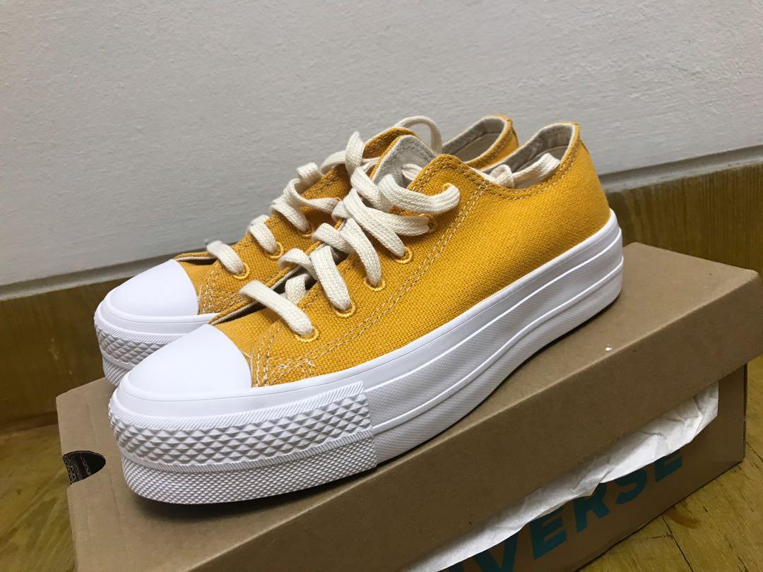 Gold low top top converse