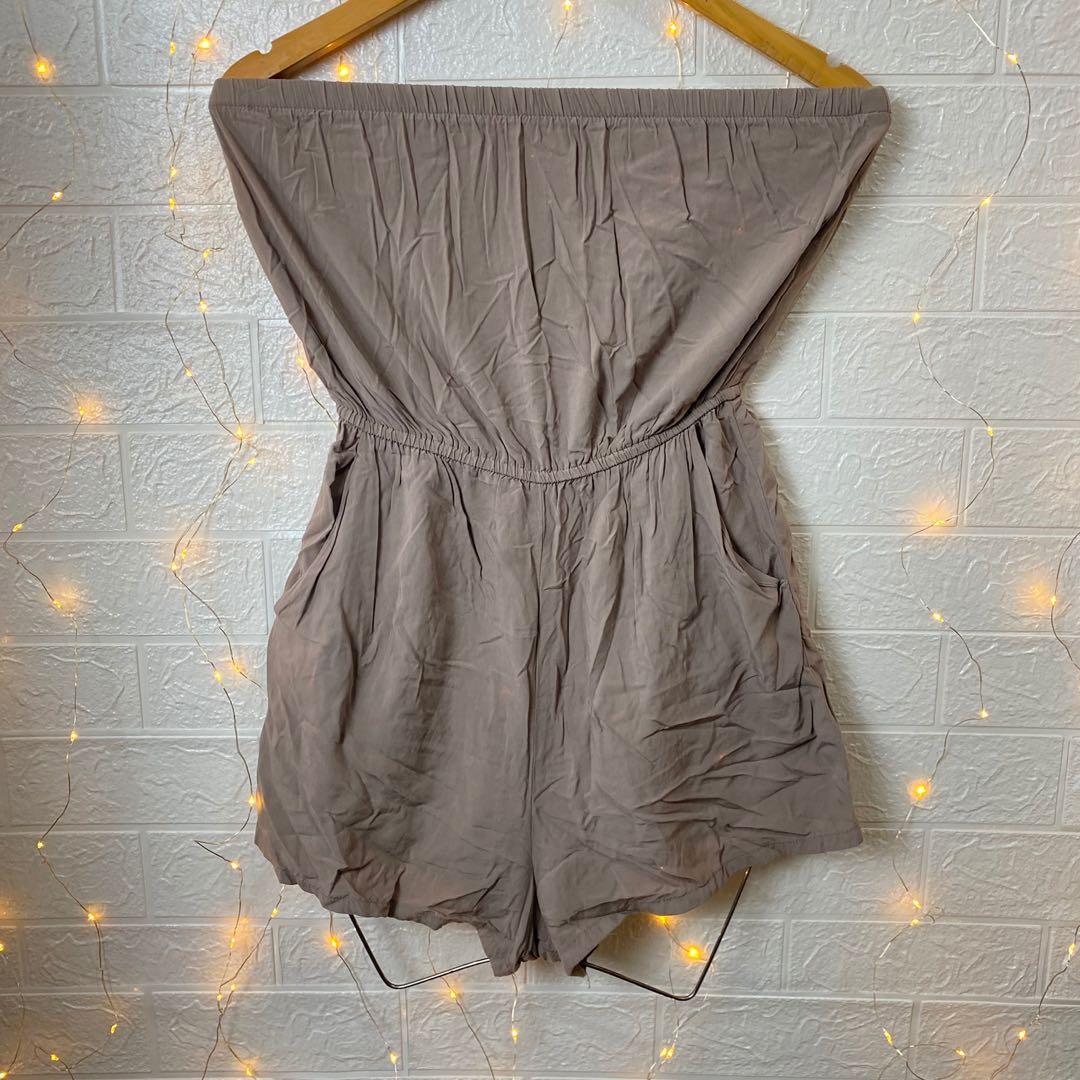 🌸F21 FORVER21 Tube romper (Category: Rompers) located in Dagupan City. Submitted by branded_forless (Listing ID 1116548164, Image 1). Description: Waistline(inches when laid flat):26-33 Cotton ✔️ Pockets✔️ Buttons Garterized✔️ Lining Adjustable strap Stretchable✔️ .