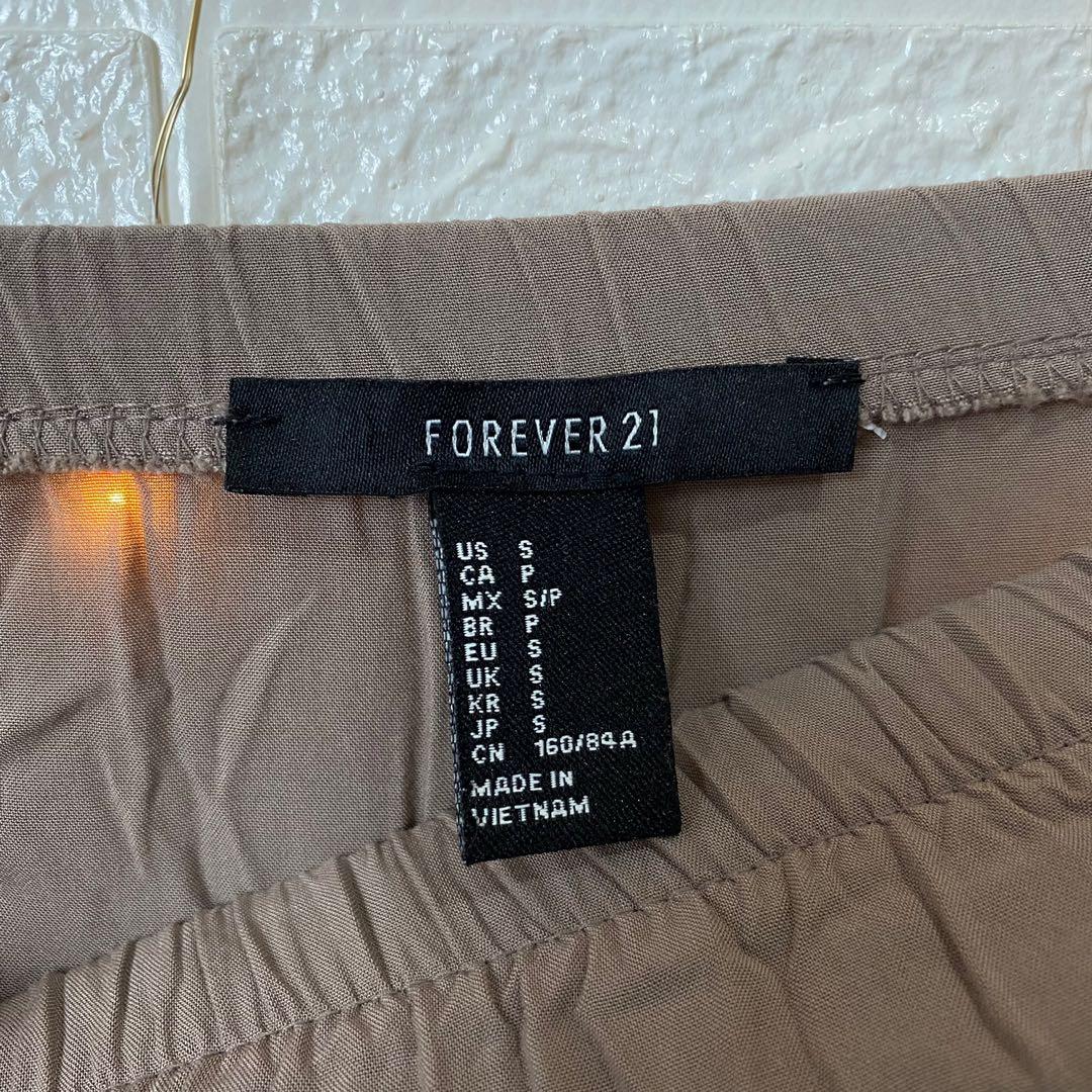 🌸F21 FORVER21 Tube romper (Category: Rompers) located in Dagupan City. Submitted by branded_forless (Listing ID 1116548164, Image 2). Description: Waistline(inches when laid flat):26-33 Cotton ✔️ Pockets✔️ Buttons Garterized✔️ Lining Adjustable strap Stretchable✔️ .