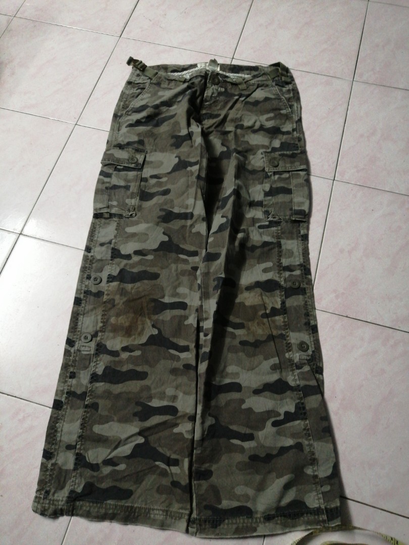 26-32 Old navy camo cargo pants, Women 