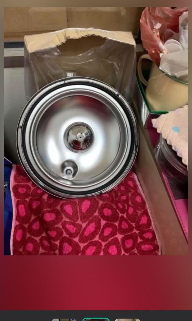 AMC 28cm secuquick pressure cooker lid, TV & Home Appliances, Kitchen