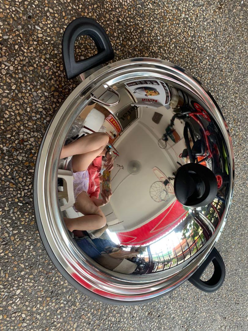 Bnew Tefal 36cm wok with stainless lid (Category: Cookware & Accessories) located in Pasay City. Submitted by jackpot_t (Listing ID 1111262053, Image 2). Description: Brand new Tefal chinese wok 36cm in diameter With stainless steel lid Compatible wirh Induction stove Gas and electric stove Can cart via shopee Or order here Location pasay Pm for inquiries No low ballers.